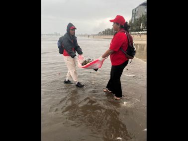 AMDC EMBA Students Drive Post-Visarjan Beach Clean-Up at Juhu