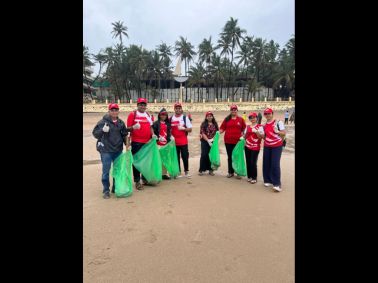 AMDC EMBA Students Drive Post-Visarjan Beach Clean-Up at Juhu