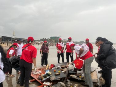 AMDC EMBA Students Drive Post-Visarjan Beach Clean-Up at Juhu