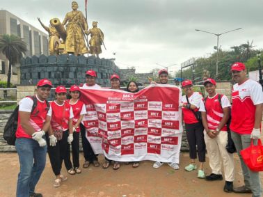 AMDC EMBA Students Drive Post-Visarjan Beach Clean-Up at Juhu