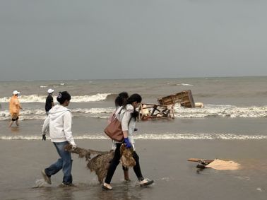 MET PGDM Students Lead the Way in Beach Clean-Up Drive