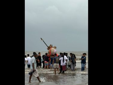 MET PGDM Students Lead the Way in Beach Clean-Up Drive