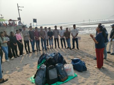 Beach cleanup at Mahim Beach