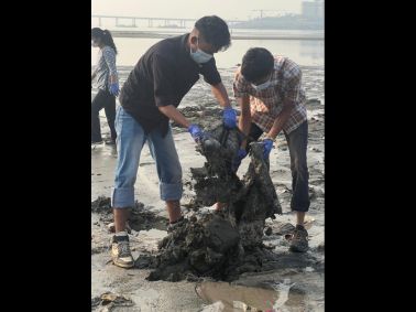 Beach cleanup at Mahim Beach